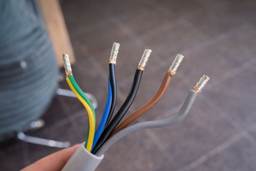 Branchement triphasé 5 fils sur 4 fils