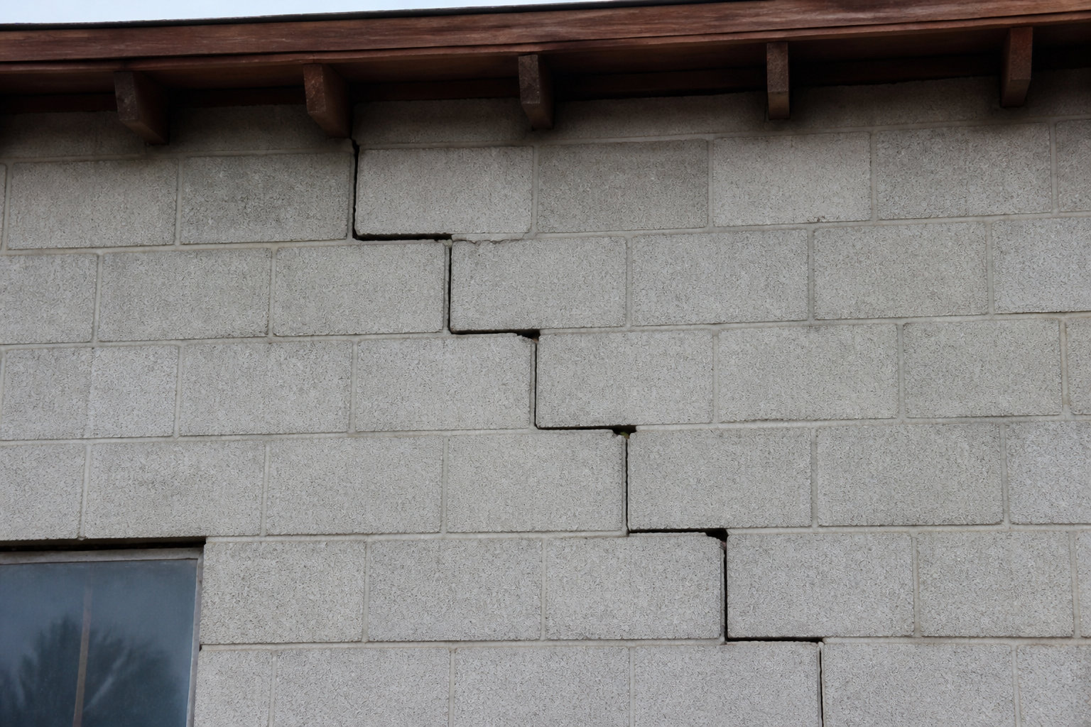 Reconnaître une fissure en escalier sur votre façade