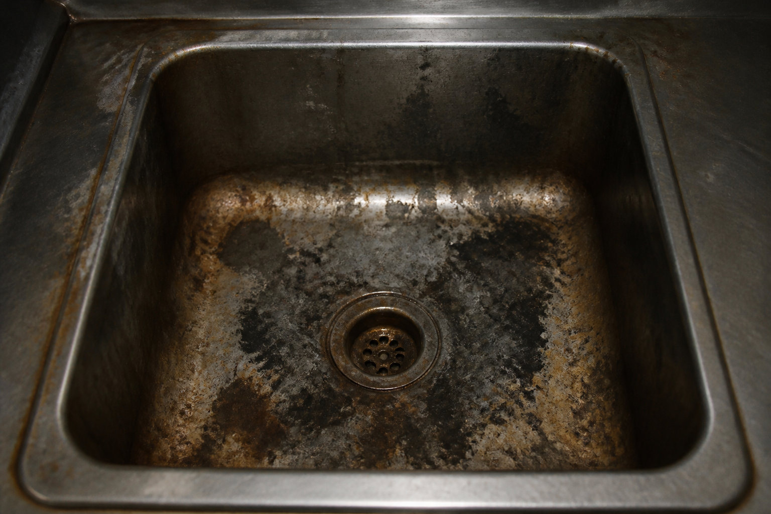Pourquoi l'acide chlorhydrique a ruiné ton évier en inox