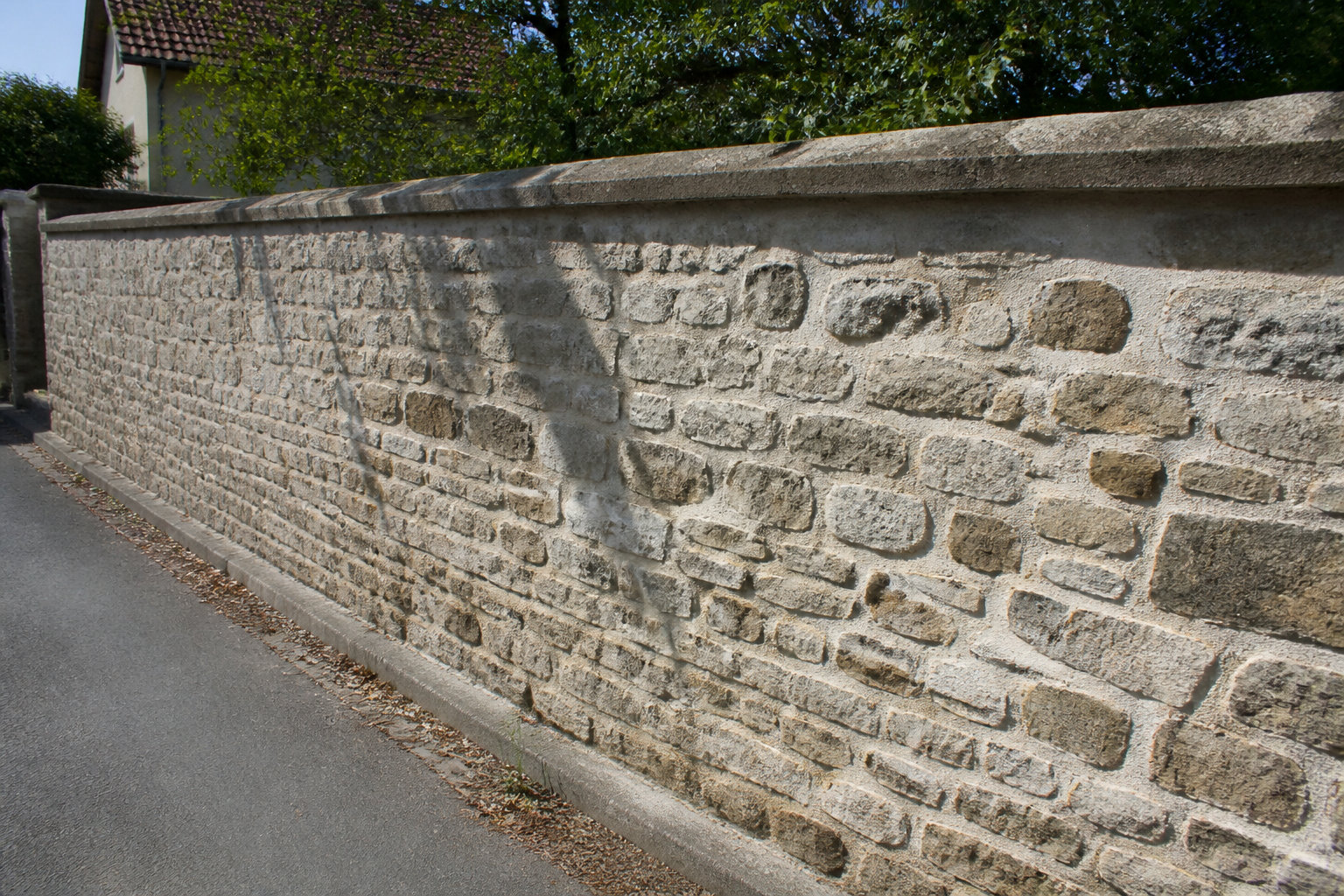 Comment entretenir durablement votre mur en pierre ?