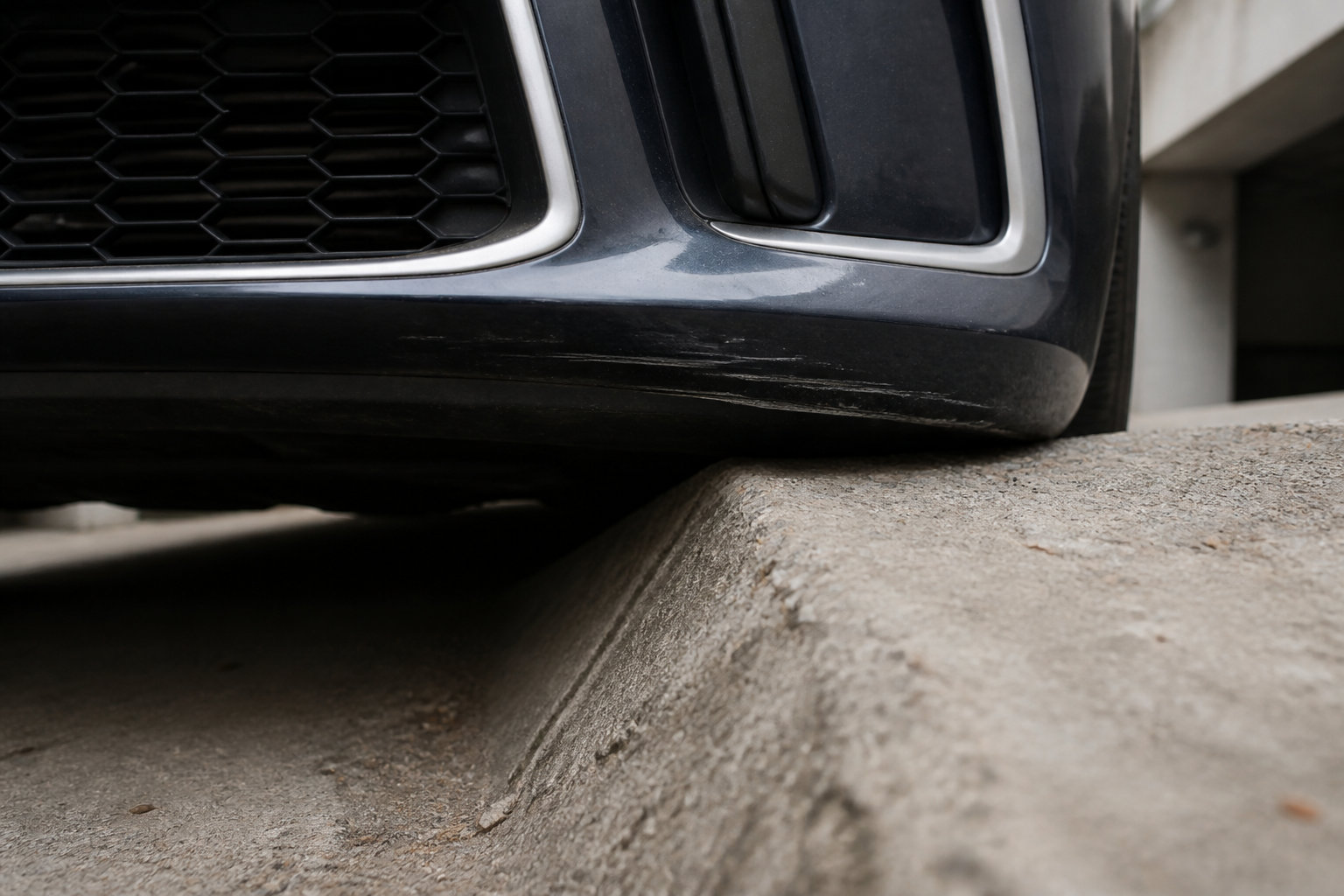 Diagnostic précis des points de contact pour adoucir votre pente de garage