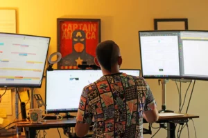 Bureau assis-debout : gadget ou véritable amélioration du confort de travail ?